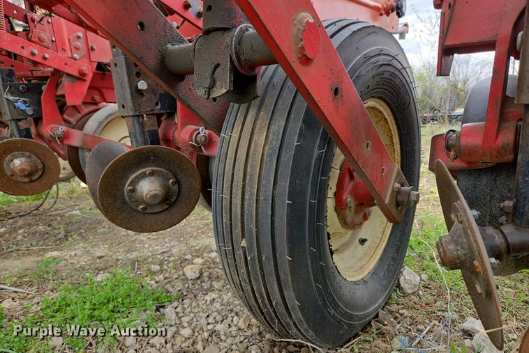image for item EM7032 International 800 Cyclo Air air seeder