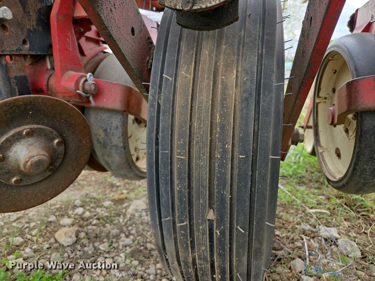 image for item EM7032 International 800 Cyclo Air air seeder