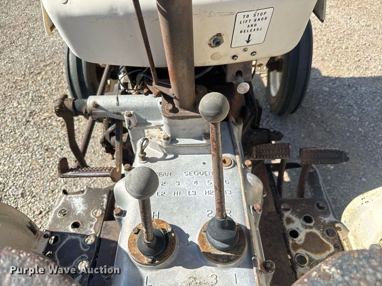 image for item EQ1307 1970 David Brown Selectamatic 880 tractor