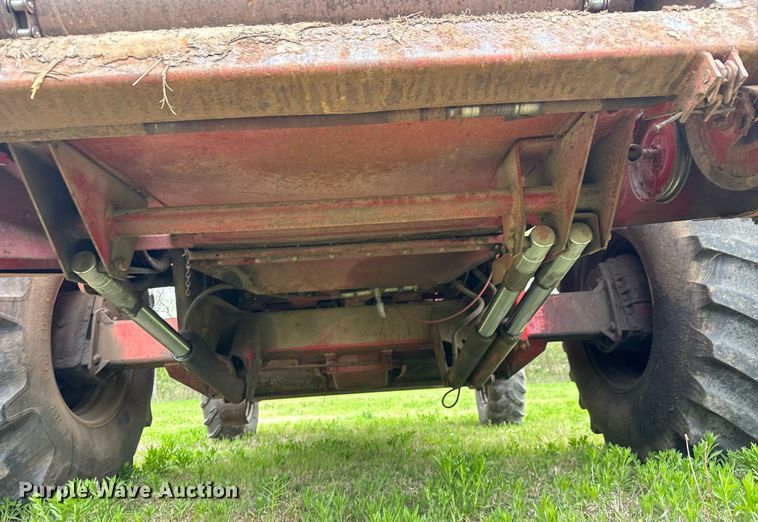 image for item EQ1360 1982 International Harvester 1480 combine