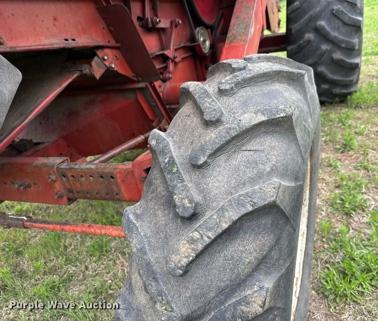 image for item EQ1360 1982 International Harvester 1480 combine