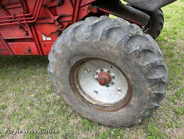 image for item EQ1360 1982 International Harvester 1480 combine
