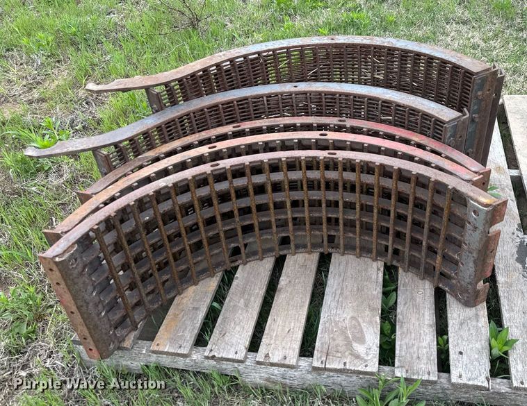 image for item EQ1360 1982 International Harvester 1480 combine