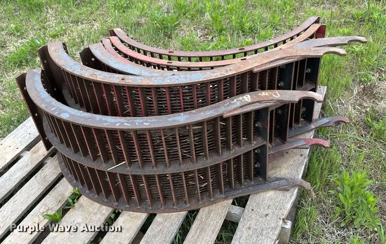 image for item EQ1360 1982 International Harvester 1480 combine