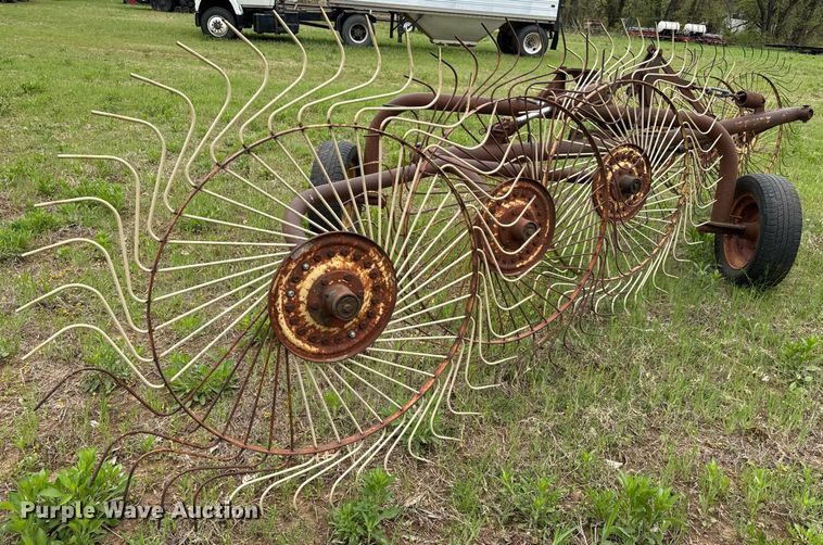 image for item EQ1364 Gehl 206 hay rake