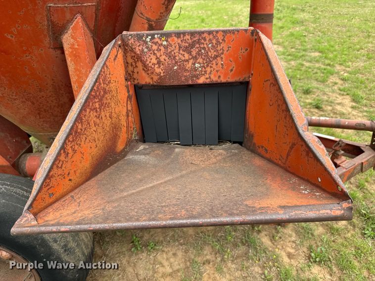 image for item EQ1367 New Holland 354 feed grinder/mixer