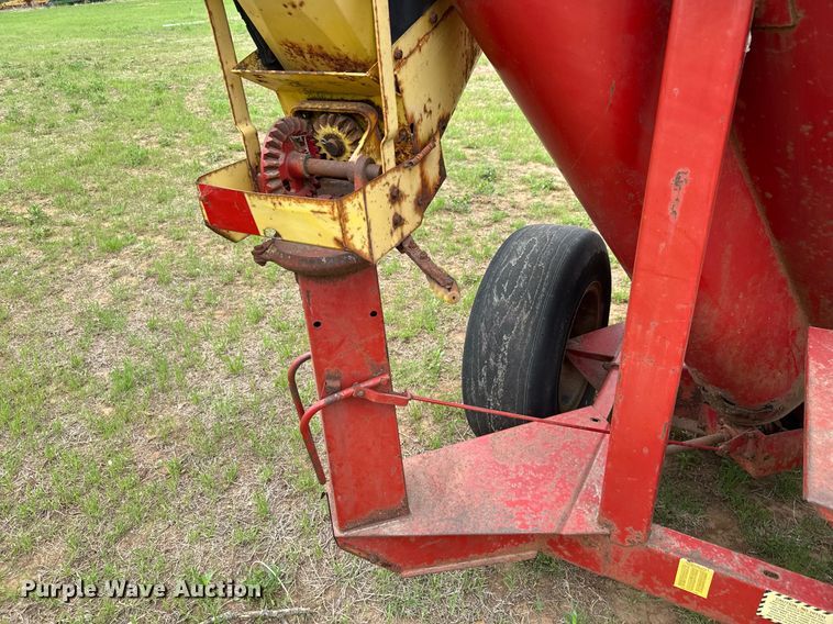 image for item EQ1367 New Holland 354 feed grinder/mixer