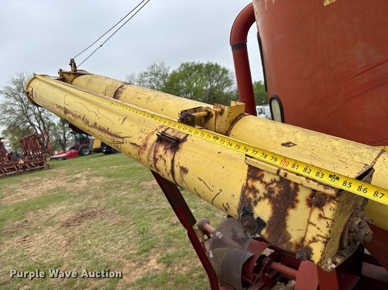 image for item EQ1367 New Holland 354 feed grinder/mixer