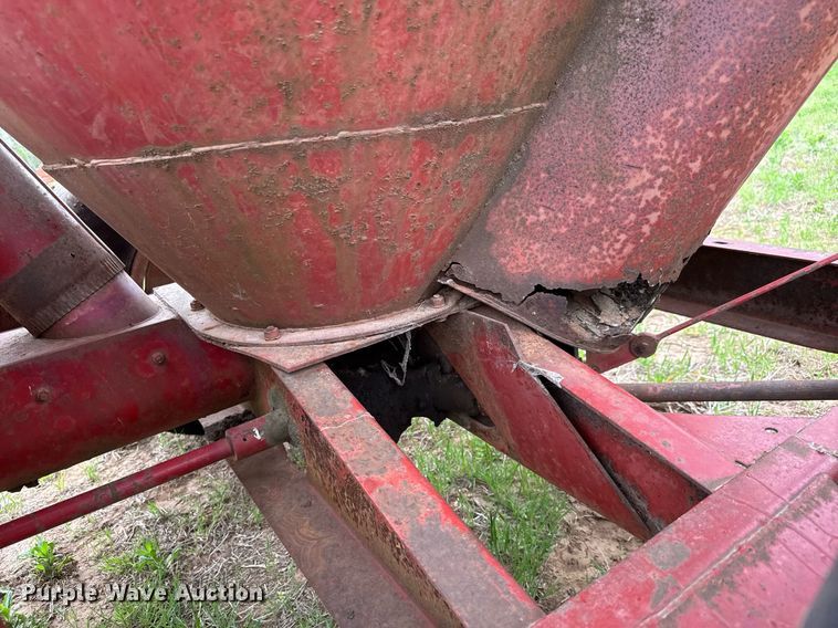 image for item EQ1367 New Holland 354 feed grinder/mixer