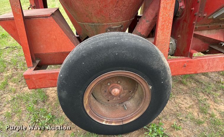 image for item EQ1367 New Holland 354 feed grinder/mixer