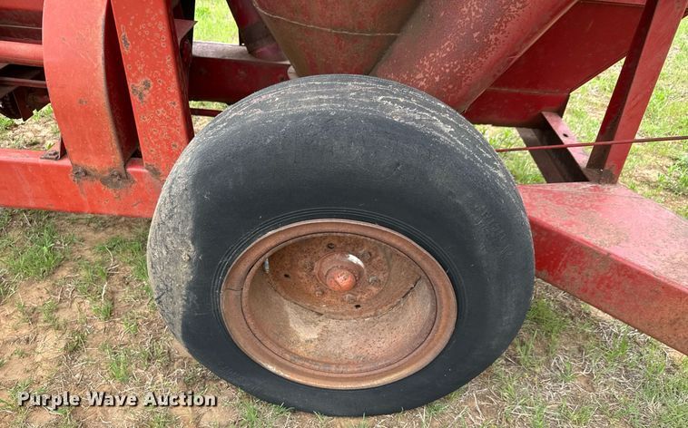 image for item EQ1367 New Holland 354 feed grinder/mixer