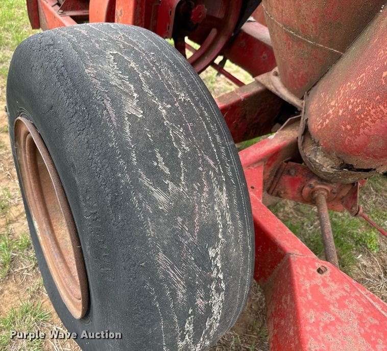 image for item EQ1367 New Holland 354 feed grinder/mixer