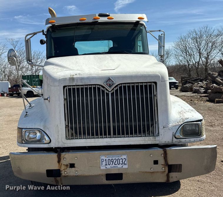 image for item DH9922 2002 International 9400i semi truck