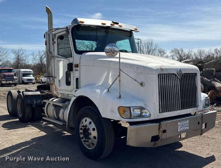 image for item DH9922 2002 International 9400i semi truck