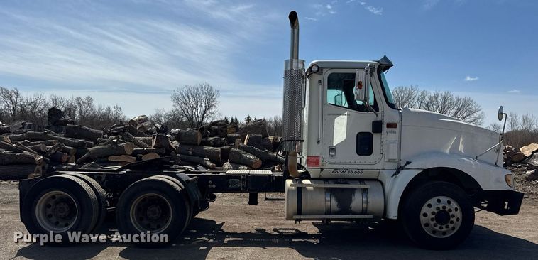 image for item DH9922 2002 International 9400i semi truck