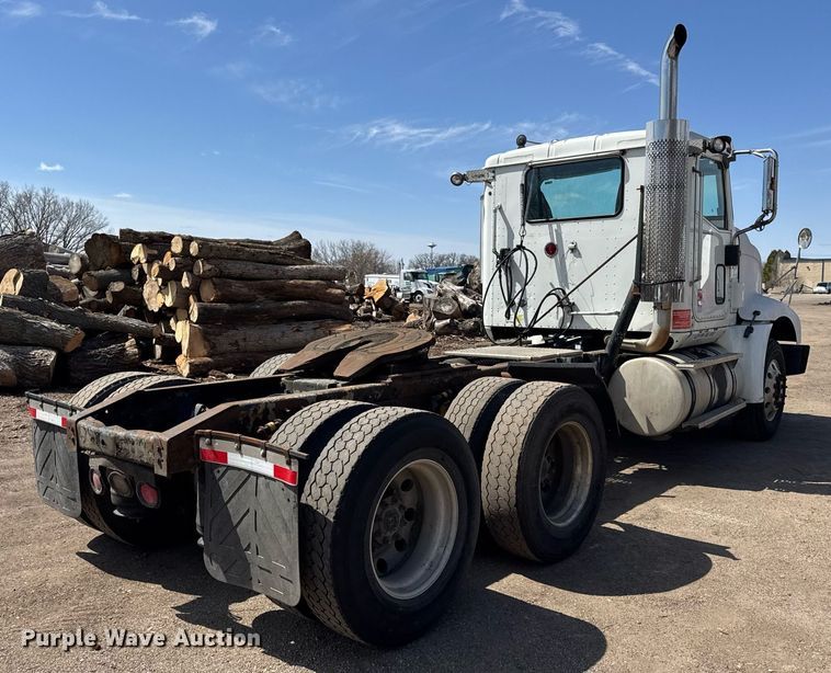 image for item DH9922 2002 International 9400i semi truck