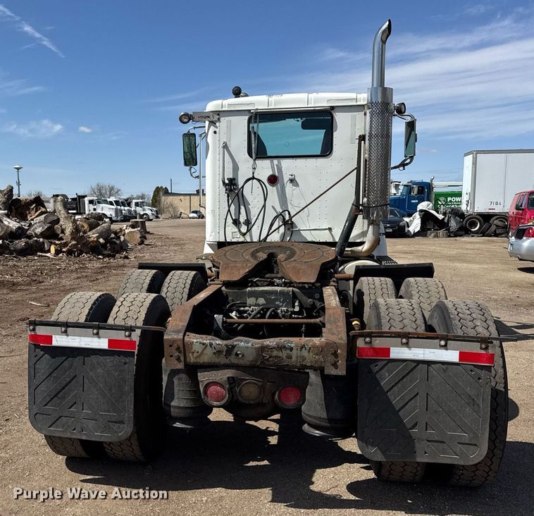 image for item DH9922 2002 International 9400i semi truck