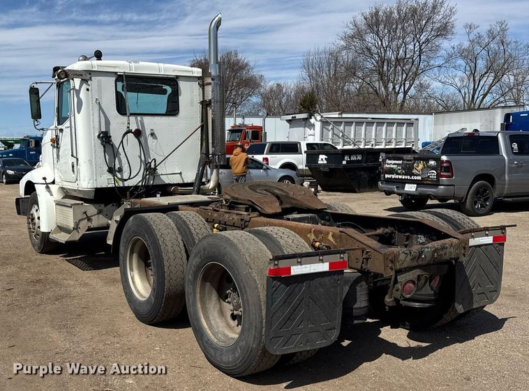 image for item DH9922 2002 International 9400i semi truck