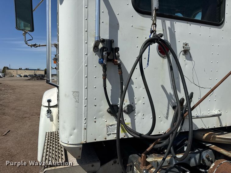 image for item DH9922 2002 International 9400i semi truck