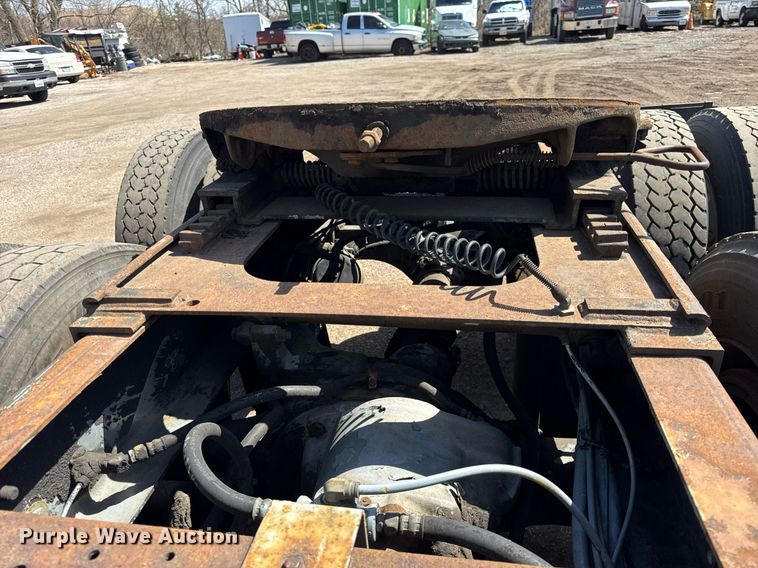 image for item DH9922 2002 International 9400i semi truck