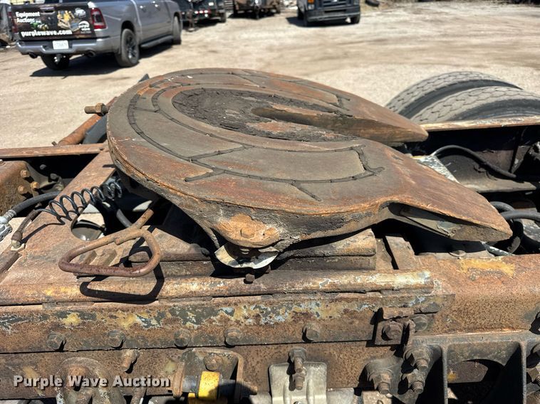 image for item DH9922 2002 International 9400i semi truck