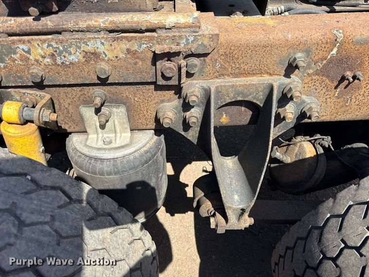 image for item DH9922 2002 International 9400i semi truck