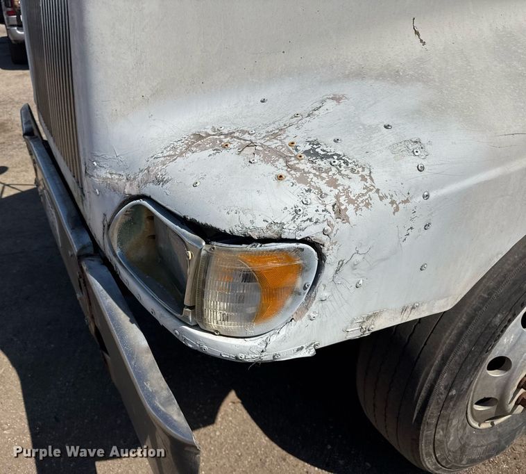 image for item DH9922 2002 International 9400i semi truck