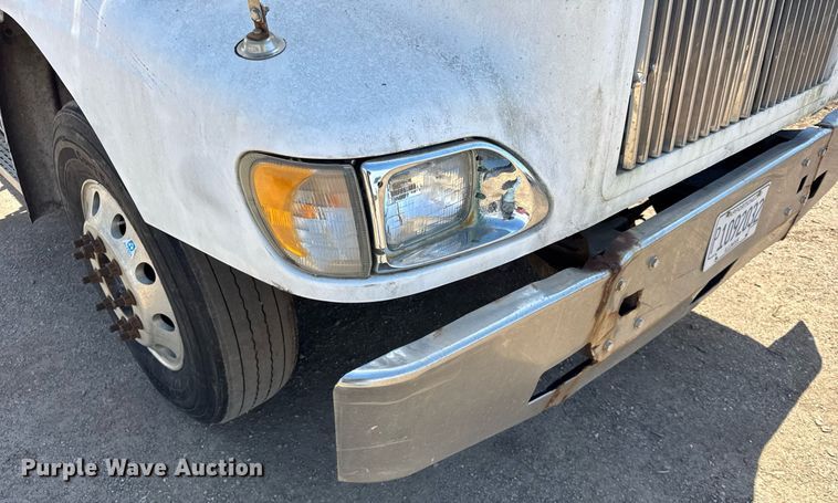 image for item DH9922 2002 International 9400i semi truck