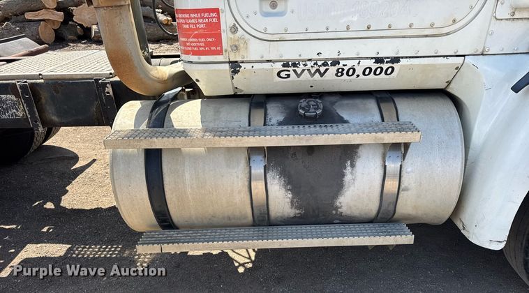 image for item DH9922 2002 International 9400i semi truck