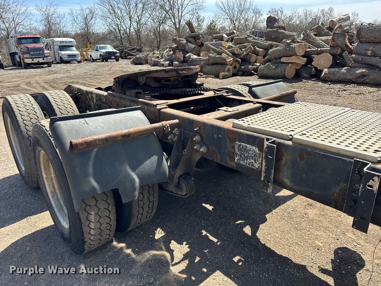 image for item DH9922 2002 International 9400i semi truck