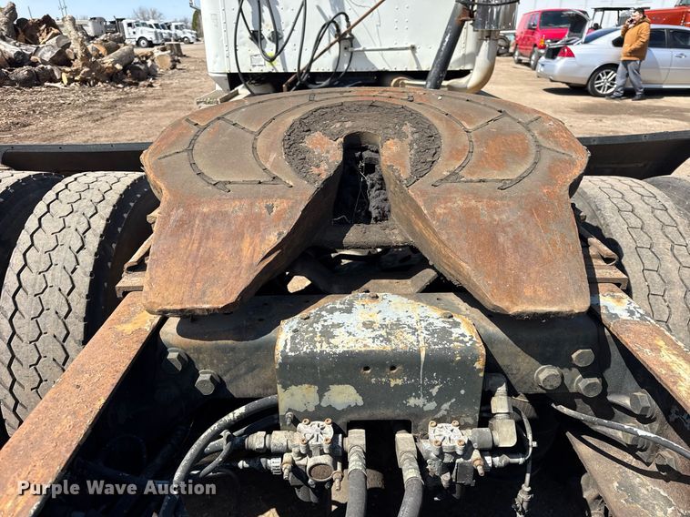 image for item DH9922 2002 International 9400i semi truck