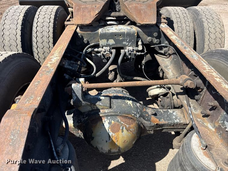 image for item DH9922 2002 International 9400i semi truck