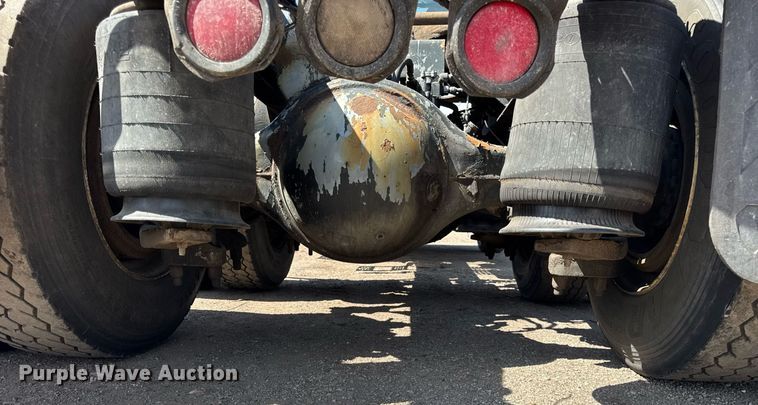 image for item DH9922 2002 International 9400i semi truck