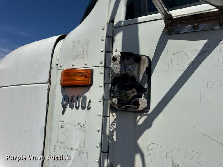 image for item DH9922 2002 International 9400i semi truck