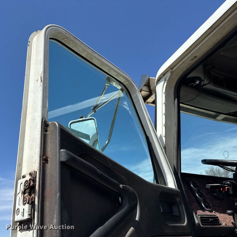 image for item DH9922 2002 International 9400i semi truck