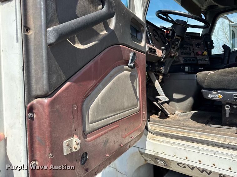 image for item DH9922 2002 International 9400i semi truck