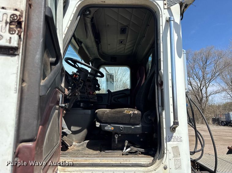 image for item DH9922 2002 International 9400i semi truck