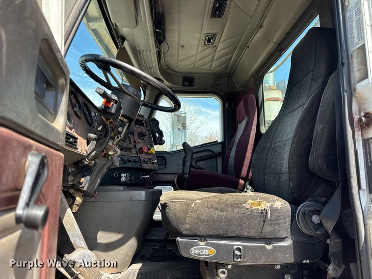 image for item DH9922 2002 International 9400i semi truck