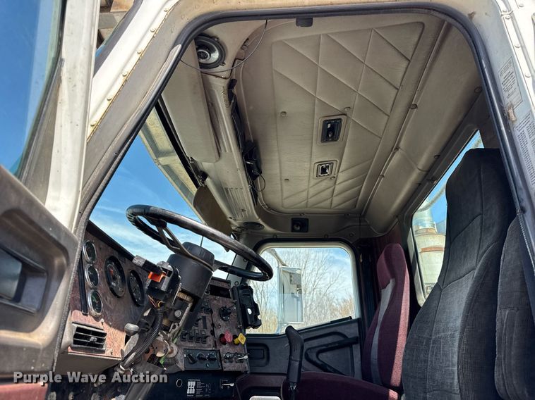 image for item DH9922 2002 International 9400i semi truck