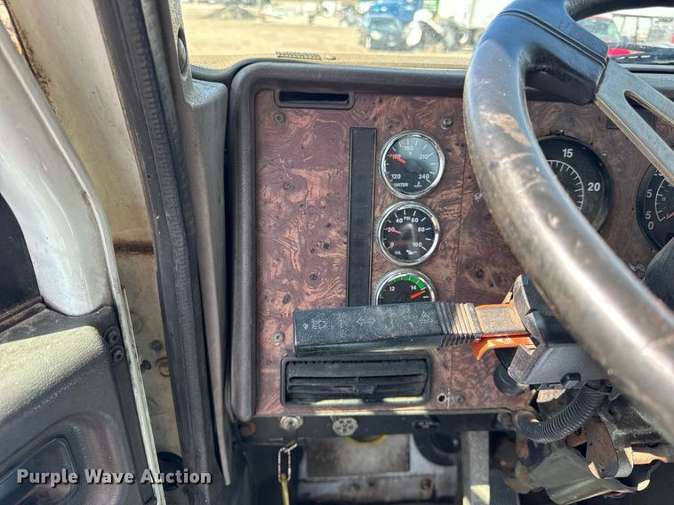 image for item DH9922 2002 International 9400i semi truck