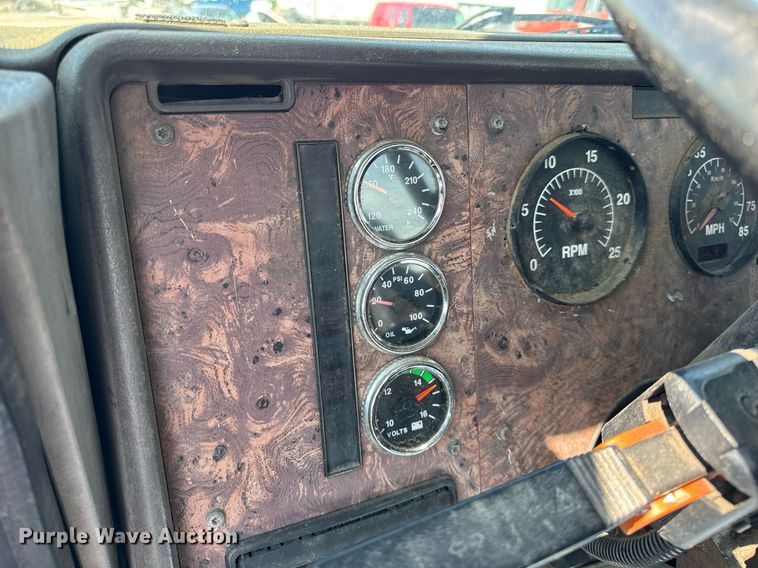 image for item DH9922 2002 International 9400i semi truck