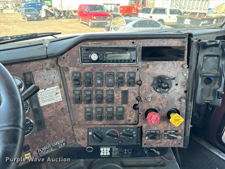 image for item DH9922 2002 International 9400i semi truck