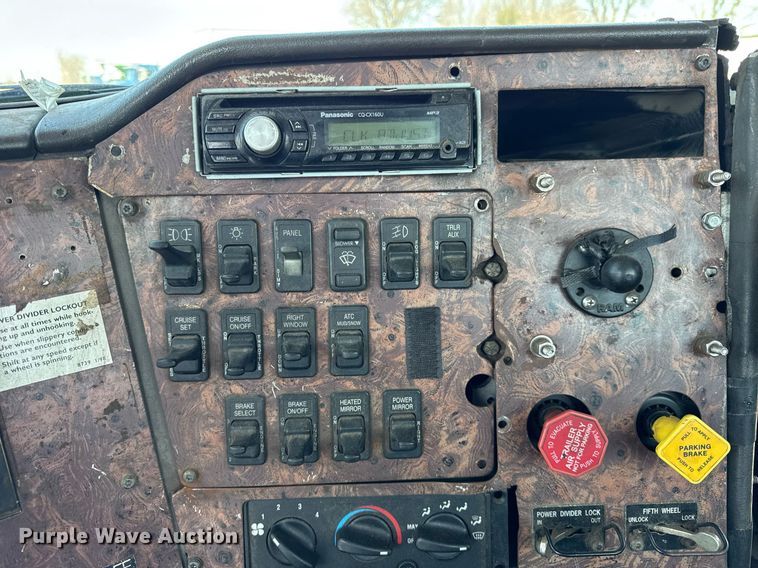 image for item DH9922 2002 International 9400i semi truck