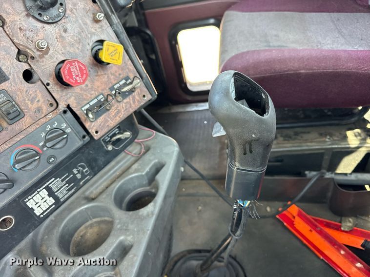 image for item DH9922 2002 International 9400i semi truck