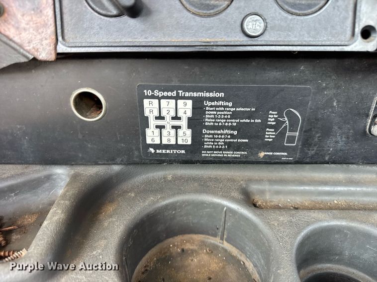 image for item DH9922 2002 International 9400i semi truck