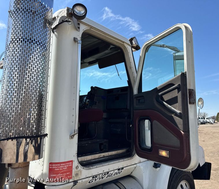 image for item DH9922 2002 International 9400i semi truck