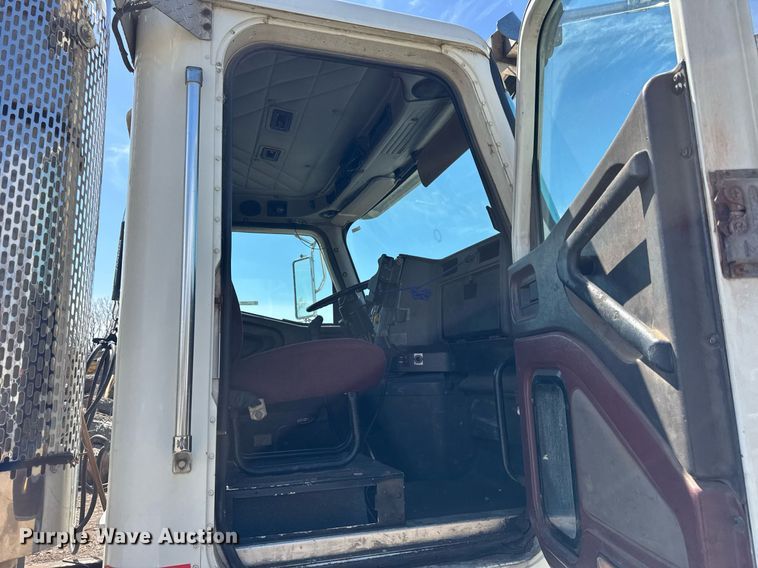 image for item DH9922 2002 International 9400i semi truck