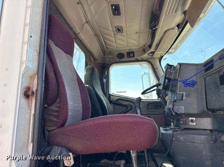 image for item DH9922 2002 International 9400i semi truck