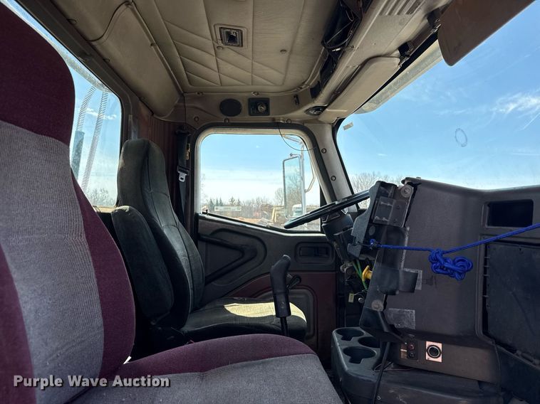 image for item DH9922 2002 International 9400i semi truck