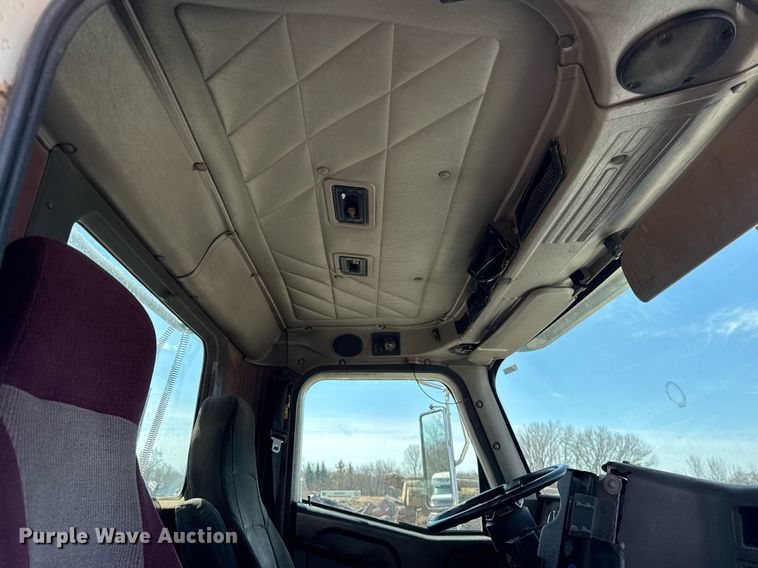 image for item DH9922 2002 International 9400i semi truck